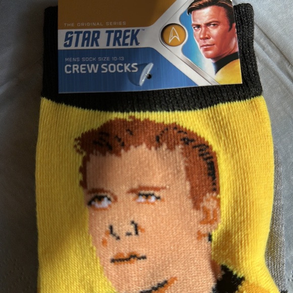 STAR TREK - PAIR OF CREW SOCKS - SIZE 10-13 - Captain James T. Kirk NWT - Picture 2 of 5